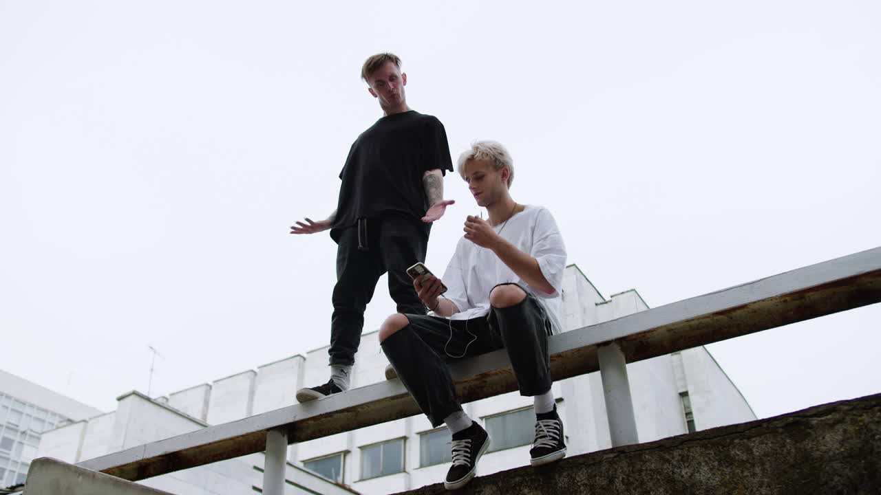 люди на поручни