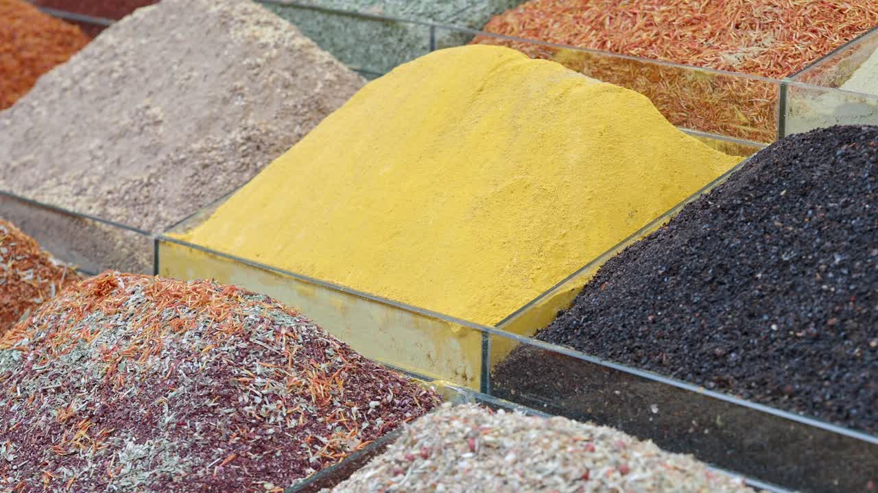 Bunte Haufen verschiedener Gewürze und Kräuter auf einem Markt