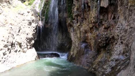 Tiro-Inclinado-Hacia-Abajo-De-La-Cascada-Del-Engaresero-Que-Cae-Al-Río-Debajo