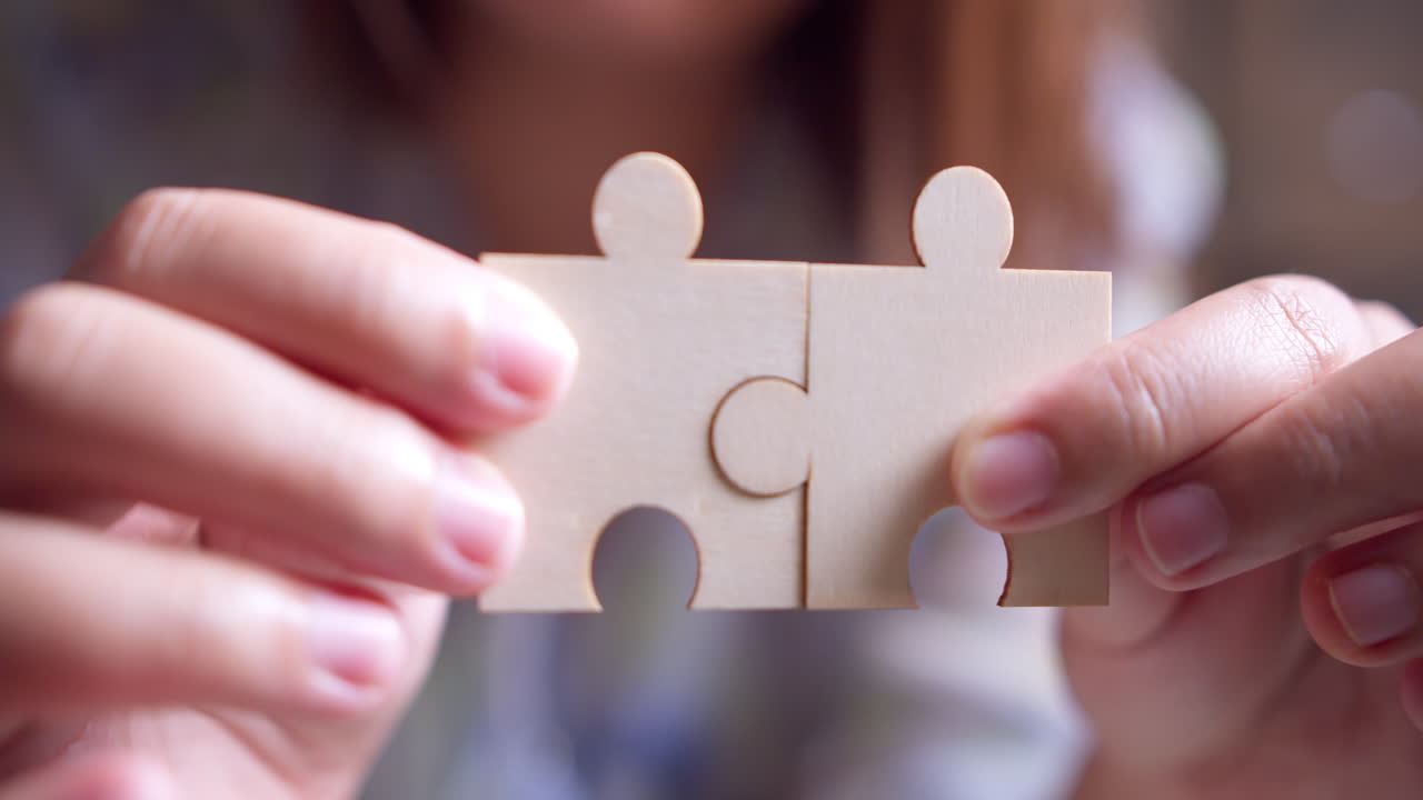 mano de empresaria conectando rompecabezas con efecto de luz solar, soluciones comerciales, éxito y concepto de estrategia