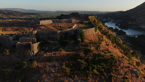 dron cinemático filmado al atardecer y en órbita del castillo shkoder de rozafa