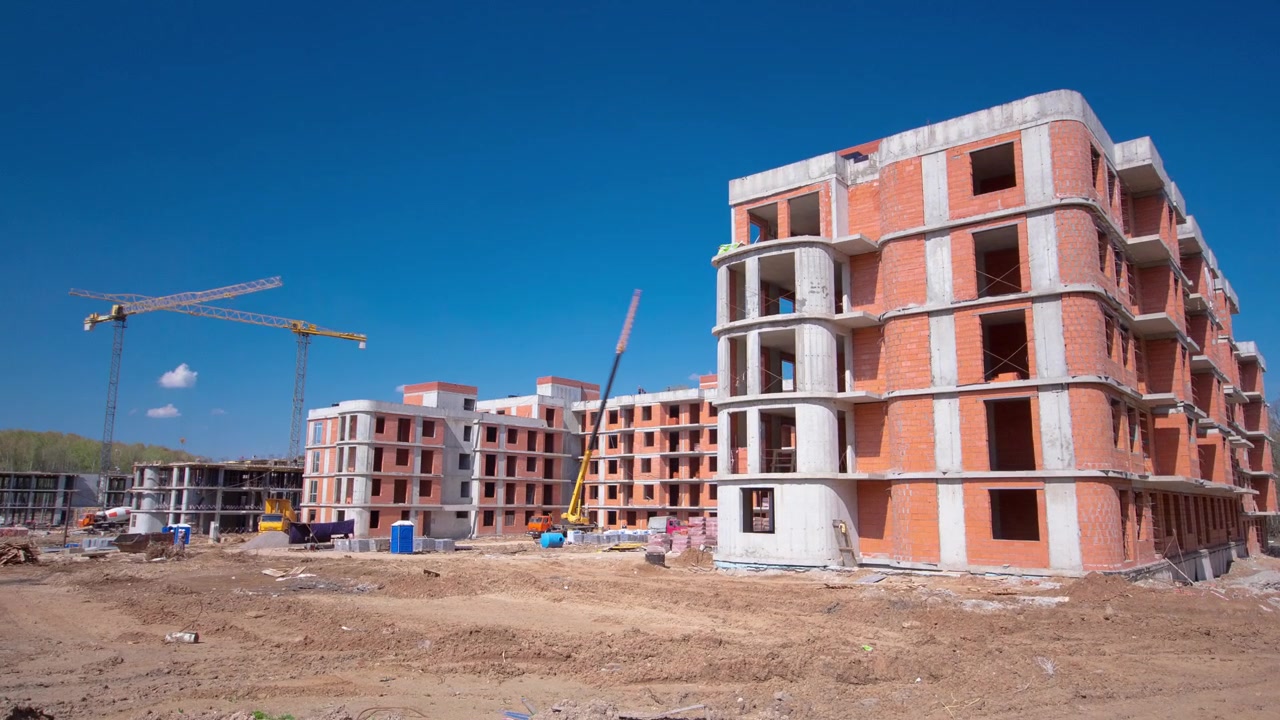Gru a torre costruiscono un grande edificio residenziale a Mishino, Mosca, Russia, timelapse