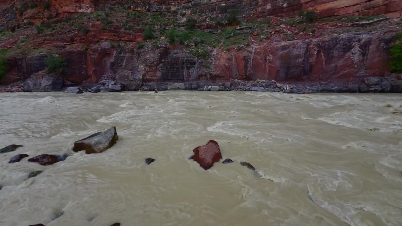 Yampa Nehri üzerindeki Warm Springs hızlı akıntı bölgesi, dik kırmızı kanyon duvarlarıyla çevrili kayalık kıyı şeridi ve akan nehir, geniş panoramik kaydırma.