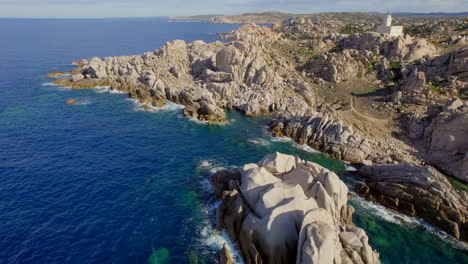 Fantástica-Vista-Aérea-De-Las-Formaciones-Rocosas-Del-Cabo-Testa-Y-Donde-Se-Puede-Ver-El-Faro