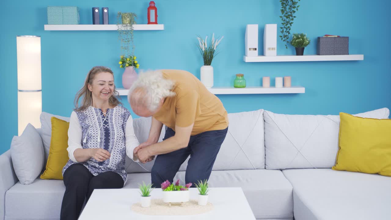 행복한 커플이 집으로 돌아오고 있습니다.