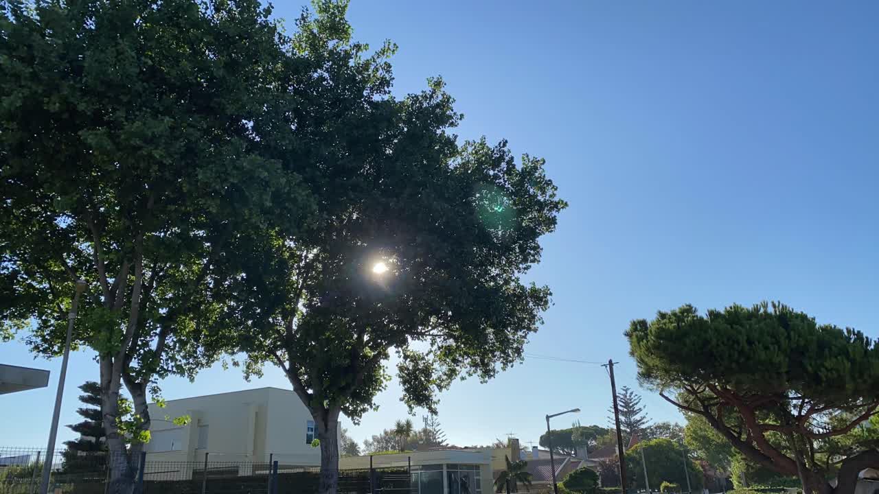 도시 한가운데서 일출의 시네마틱 샷