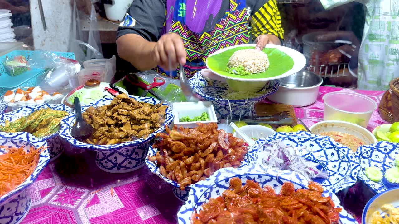 태국 거리 음식 판매자 가 요리를 준비 하고 있다