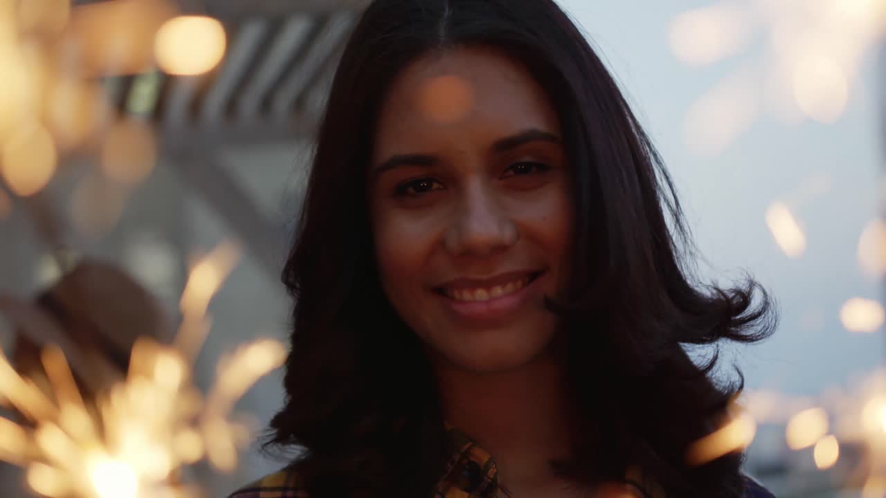 mujer joven pasando el rato en un techo