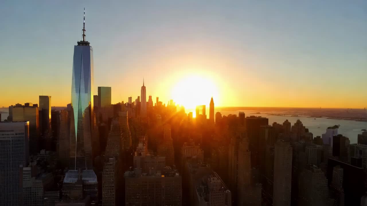 O pôr-do-sol sobre o horizonte da cidade de Nova Iorque