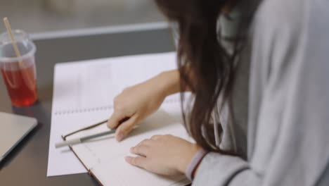 escritura, notas o diseño mujer bebiendo té