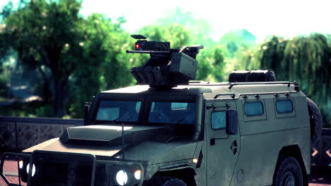 coche militar blindado en la gran ciudad