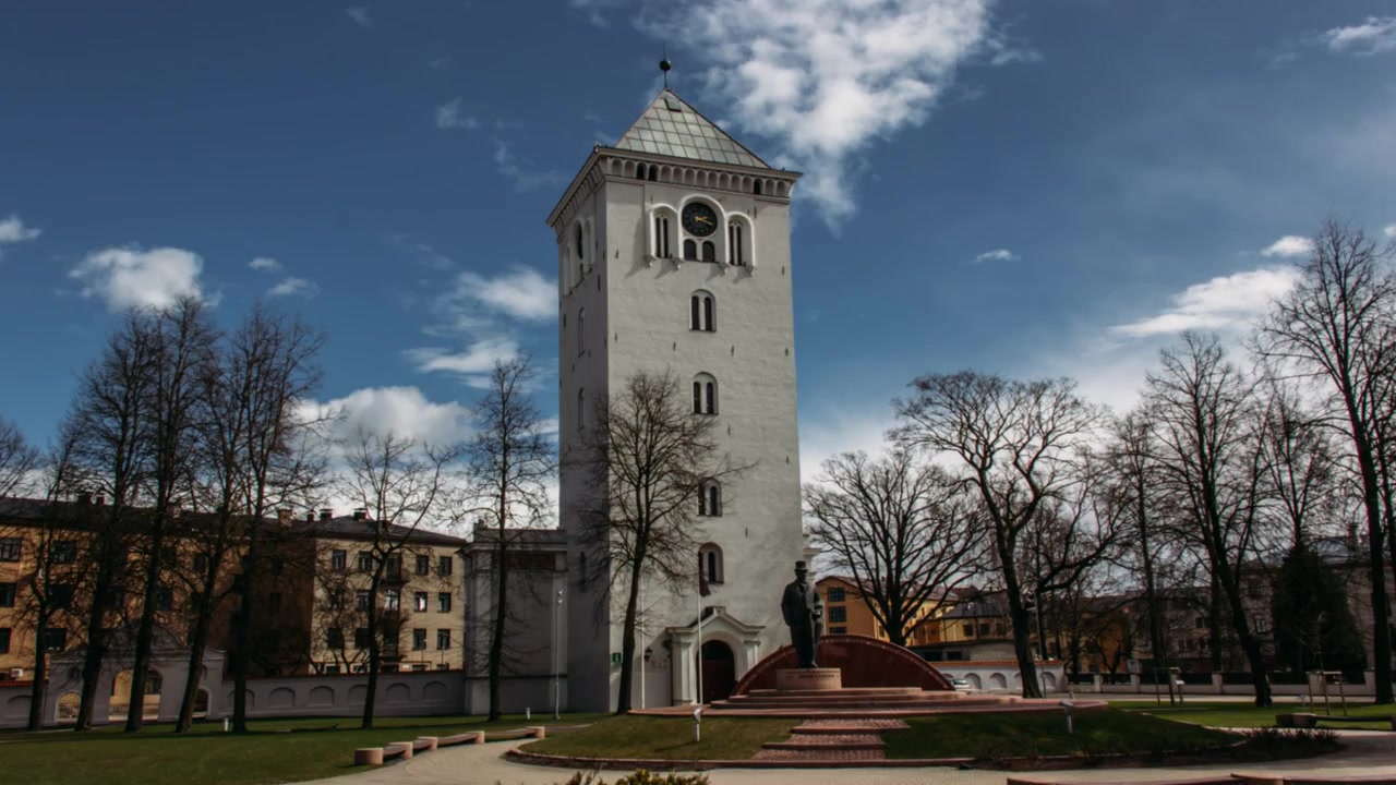 Kostelní věž za oblačného počasí
