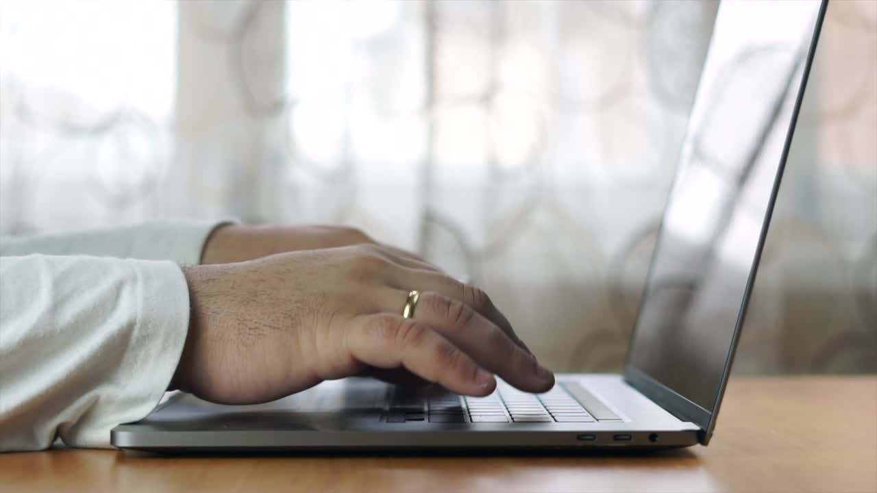 manos de un hombre de negocios trabajando en una computadora portátil en la oficina. cerrando