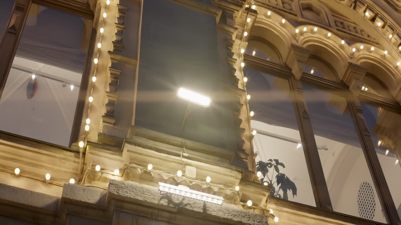 밤 에 장식 된 건물 앞면