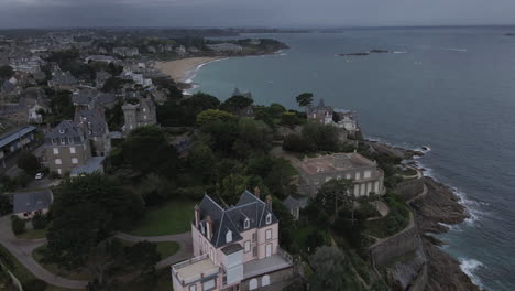 Beautiful-villas-along-Dinard-rocky-coast-on-cloudy-day,-Brittany-in-France