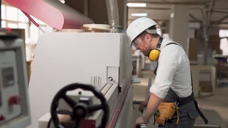 el trabajador golpea su casco en su mal día