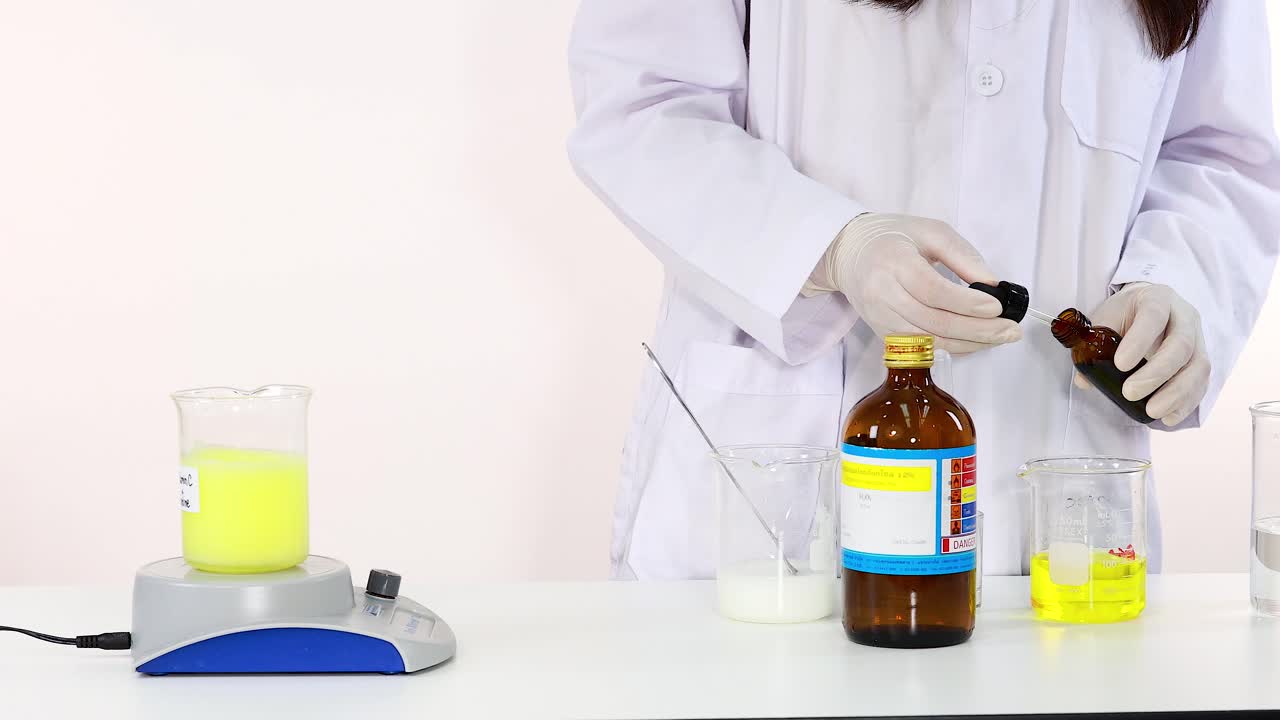 científico realizando un experimento de reacción de reloj de yodo con soluciones químicas