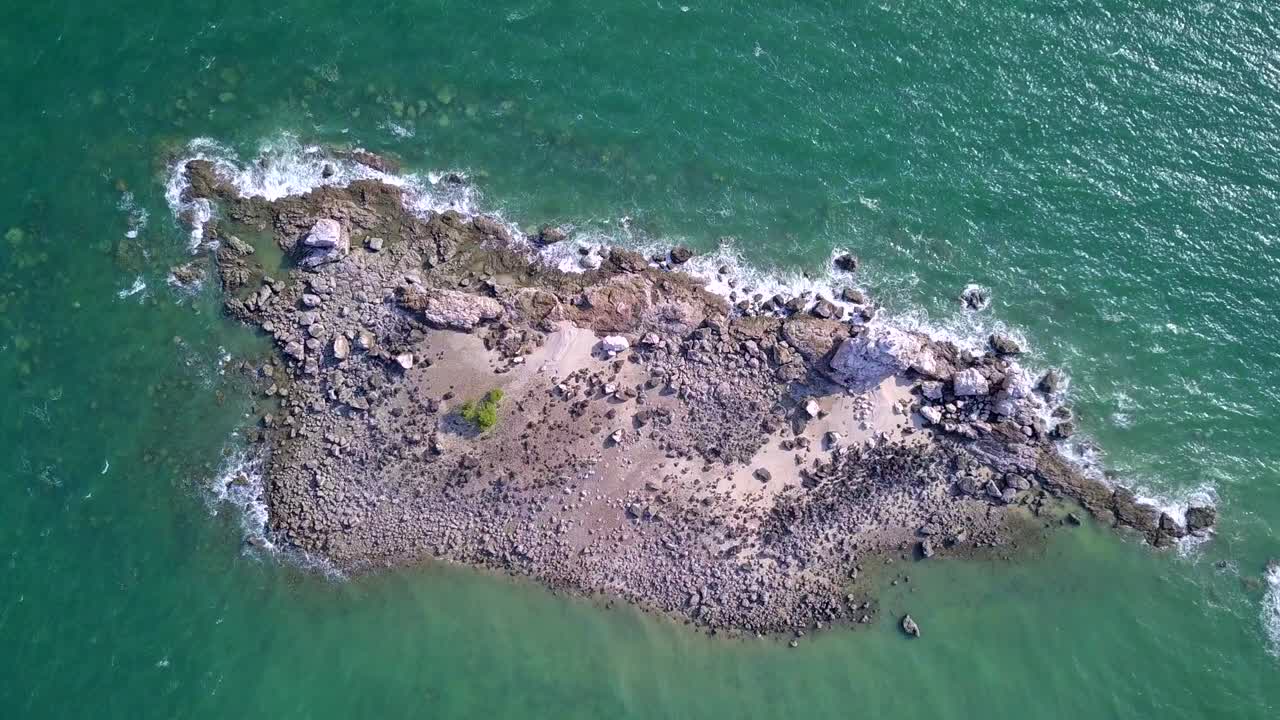 pequeñas islas de arrecife en el mar