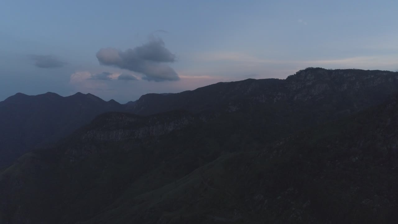 일출 전에 산의 영화적 드론 샷