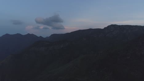toma cinematográfica de drones de una montaña antes del amanecer