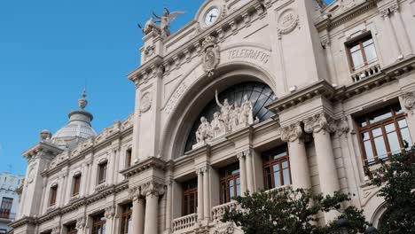 Revealing-shot-of-Valencia-city-center