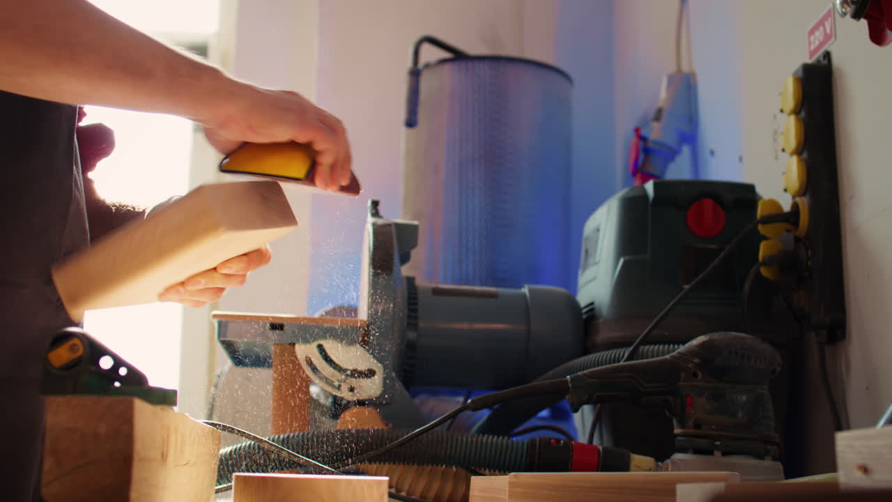 especialista en carpintería que utiliza papel de lija manual para pulir la madera