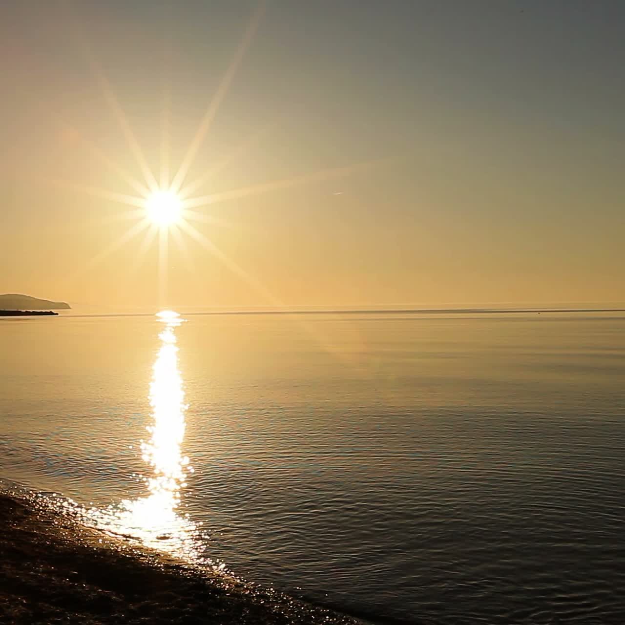 пара гуляет по воде при заходе солнца