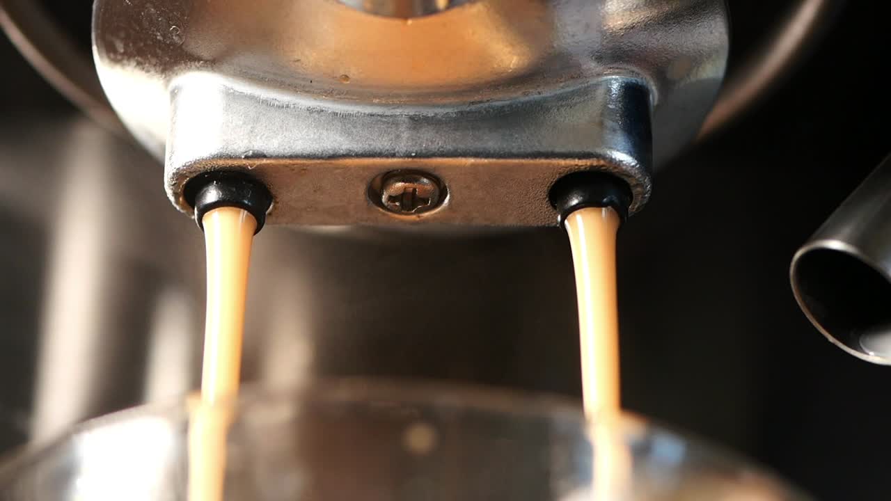 에스프레소 머신 쏟아지는 커피