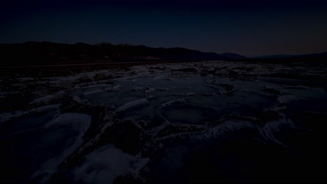 Tire-Hacia-Atrás,-Lapso-De-Tiempo-Panorámico-De-Formaciones-De-Cristales-De-Sal-Y-Piscinas-De-Agua-Salada-Al-Atardecer