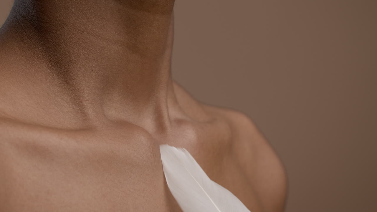 pluma en el pecho de una mujer