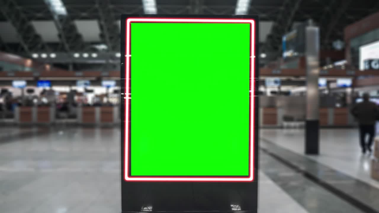 Cartellone pubblicitario panoramico vuoto con schermo verde, canale alfa. Cornice chroma key nella sala dell'aeroporto, grande banner per il marketing.