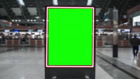 cartel en pantalla ancha vacío con pantalla verde, canal alfa. marco de llave de croma en el pasillo del aeropuerto, gran pancarta para el marketing.