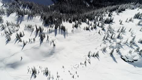 montaña cubierta de nieve durante el invierno 4k