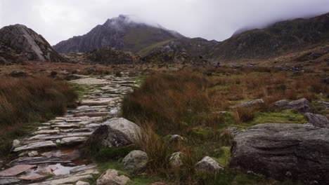 vista estática en cwm idwal, hermoso paisaje montañoso en el parque nacional de snowdonia, norte de gales en un día húmedo y ventoso