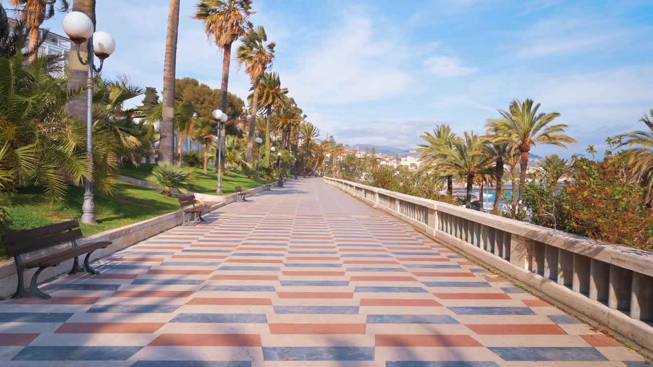 Costa mediterranea a Sanremo, Italia. Strada arginale con molta vegetazione