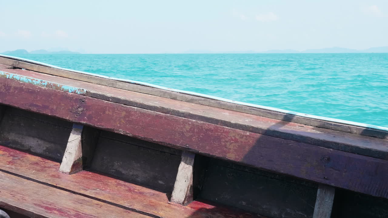 Holzboot auf dem türkisfarbenen Meer