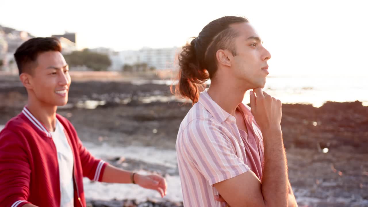 해변에서 포옹하는 행복한 다양한 동성애 남성 커플, 슬로우 모션