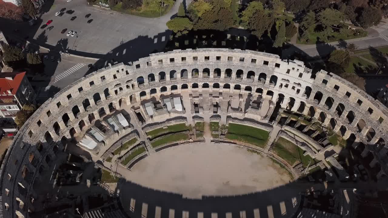 크로아티아의 라 이스트리아에 있는 로마 암피테이터의 상공 풍경.