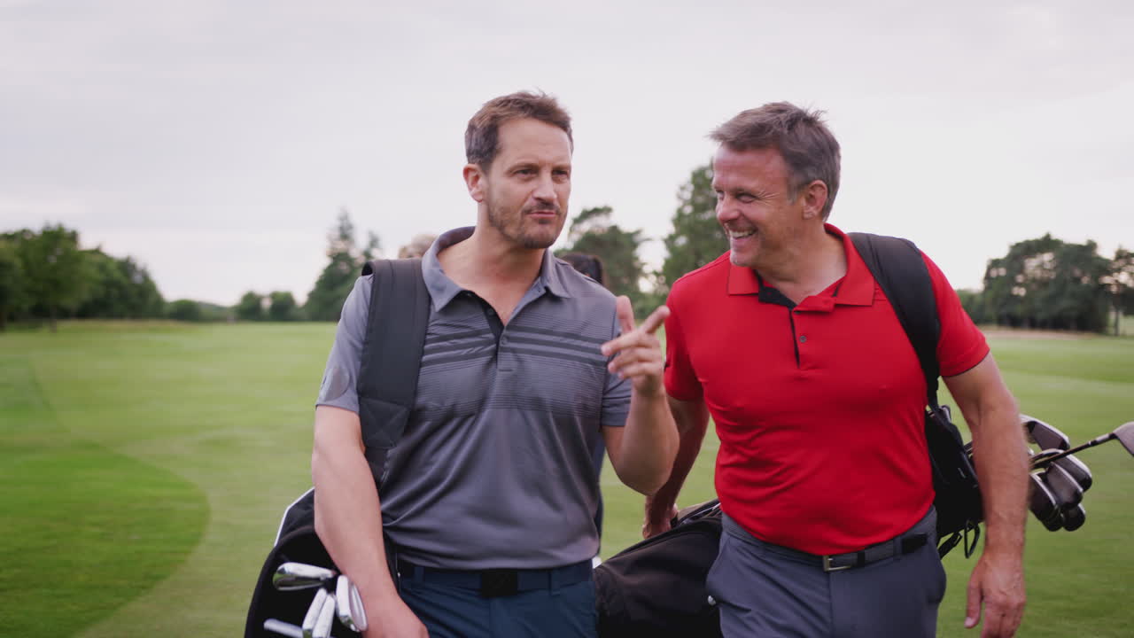 Due coppie mature giocano a golf, camminando lungo il fairway e portando la sacca da golf