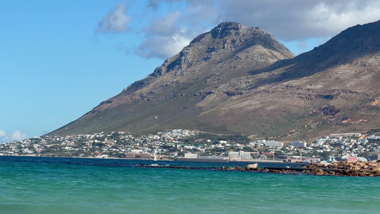 Simon's Town vista dal mare, dalla spiaggia di Glencairn.
