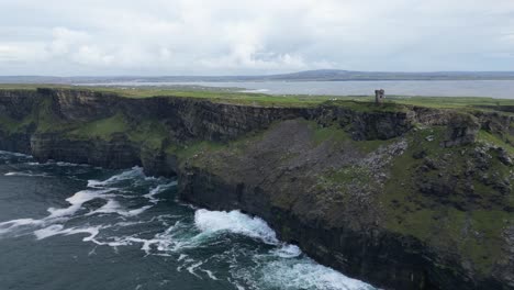 Zeitlupenaufnahme-Von-Wellen,-Die-Gegen-Die-Berühmten-Klippen-Von-Moher-Schlagen