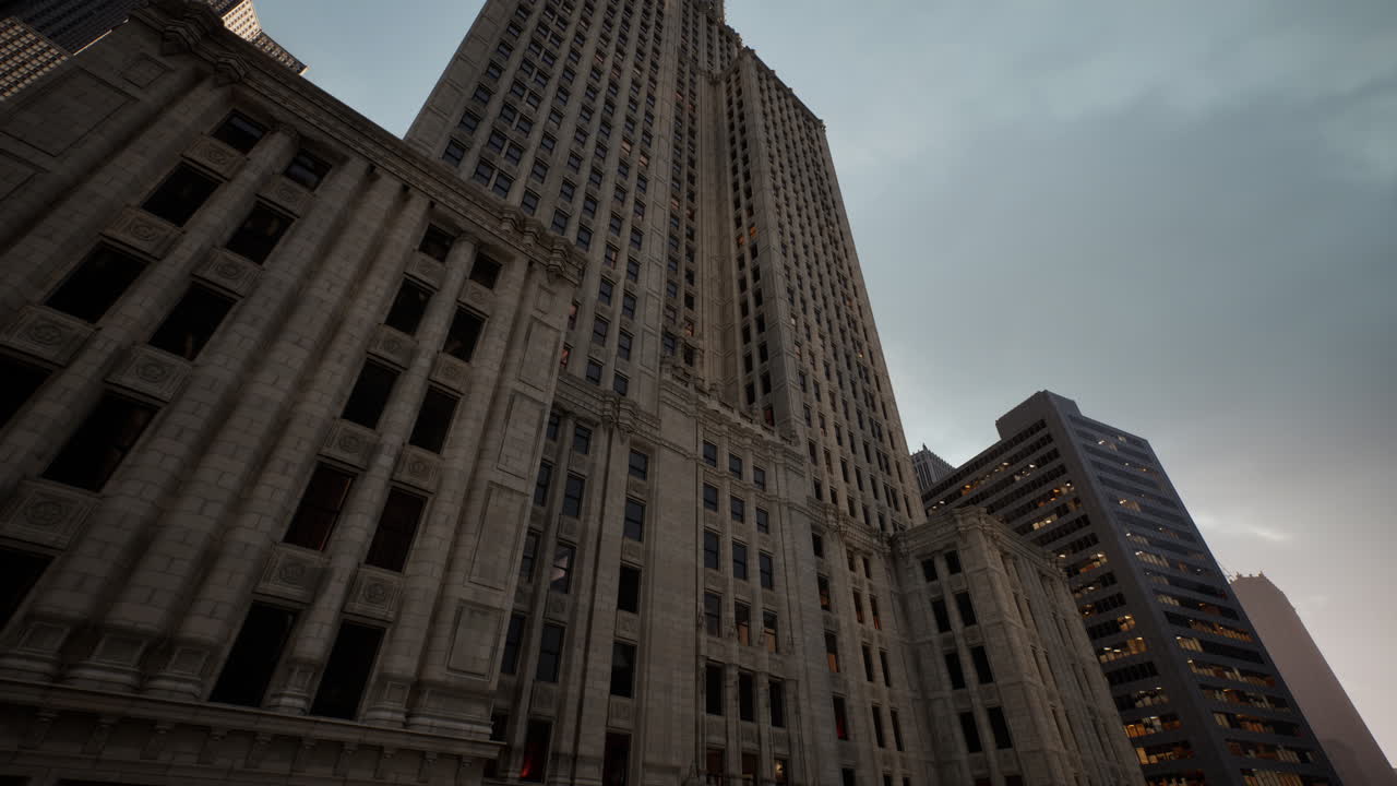 un edificio alto en una ciudad