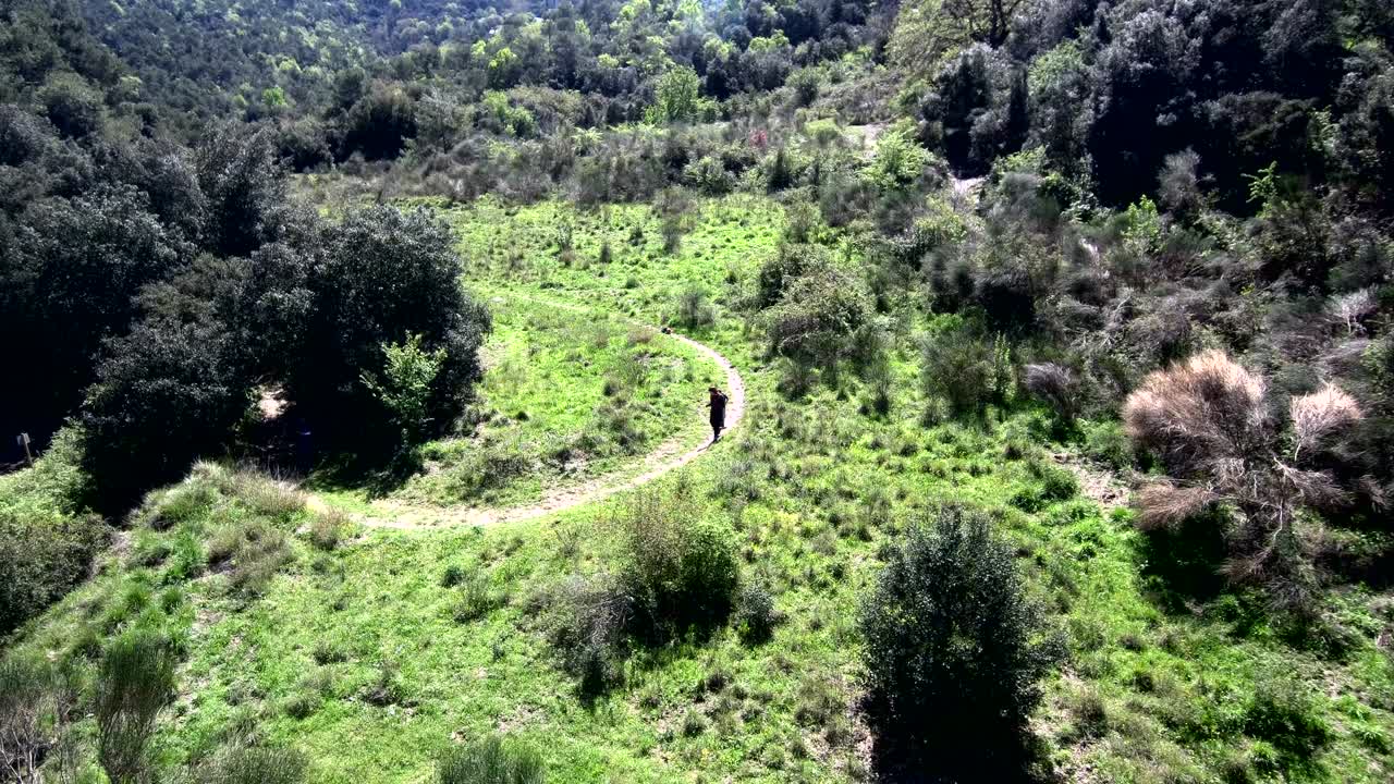 madre y hijo caminando por un camino de campo