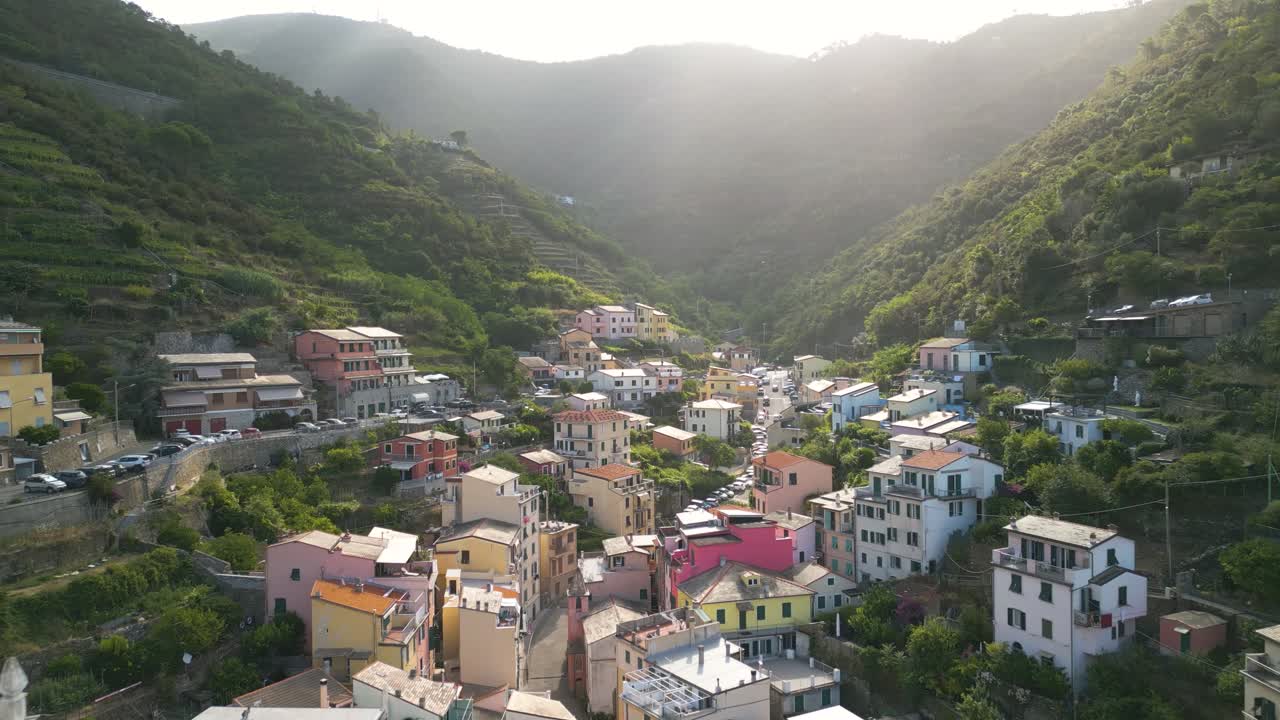 Ripresa aerea all'indietro rivela la bellissima Riomaggiore all'alba
