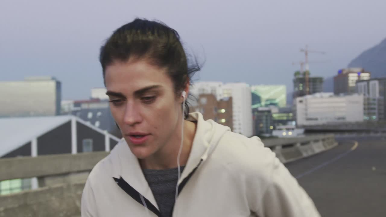 mujer joven escuchando música antes de correr