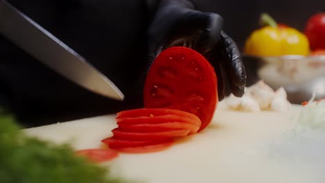 el chef cortando tomates en rodajas