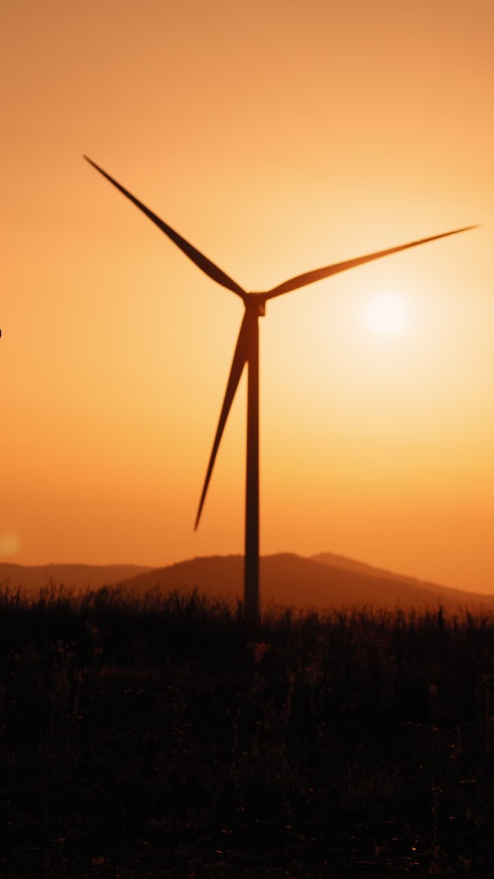 turbina eolica al tramonto