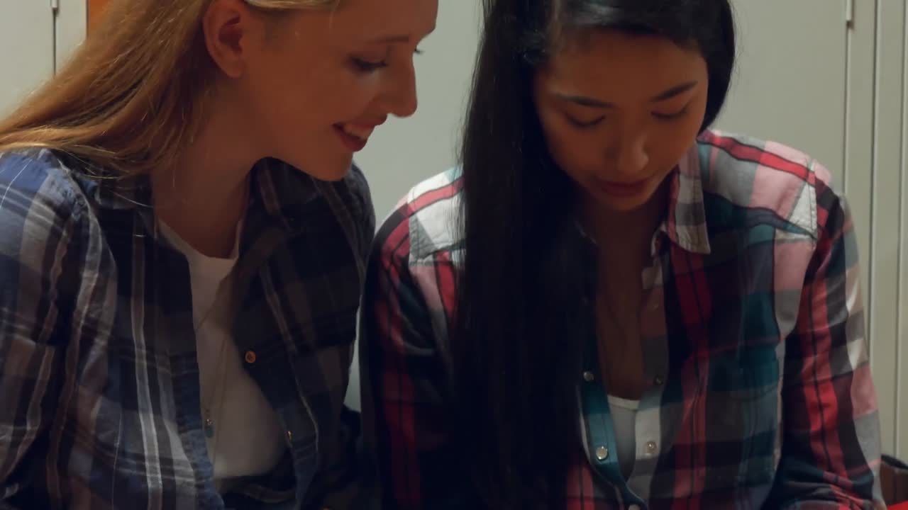 학생들이 함께 스마트 폰을 사용합니다.