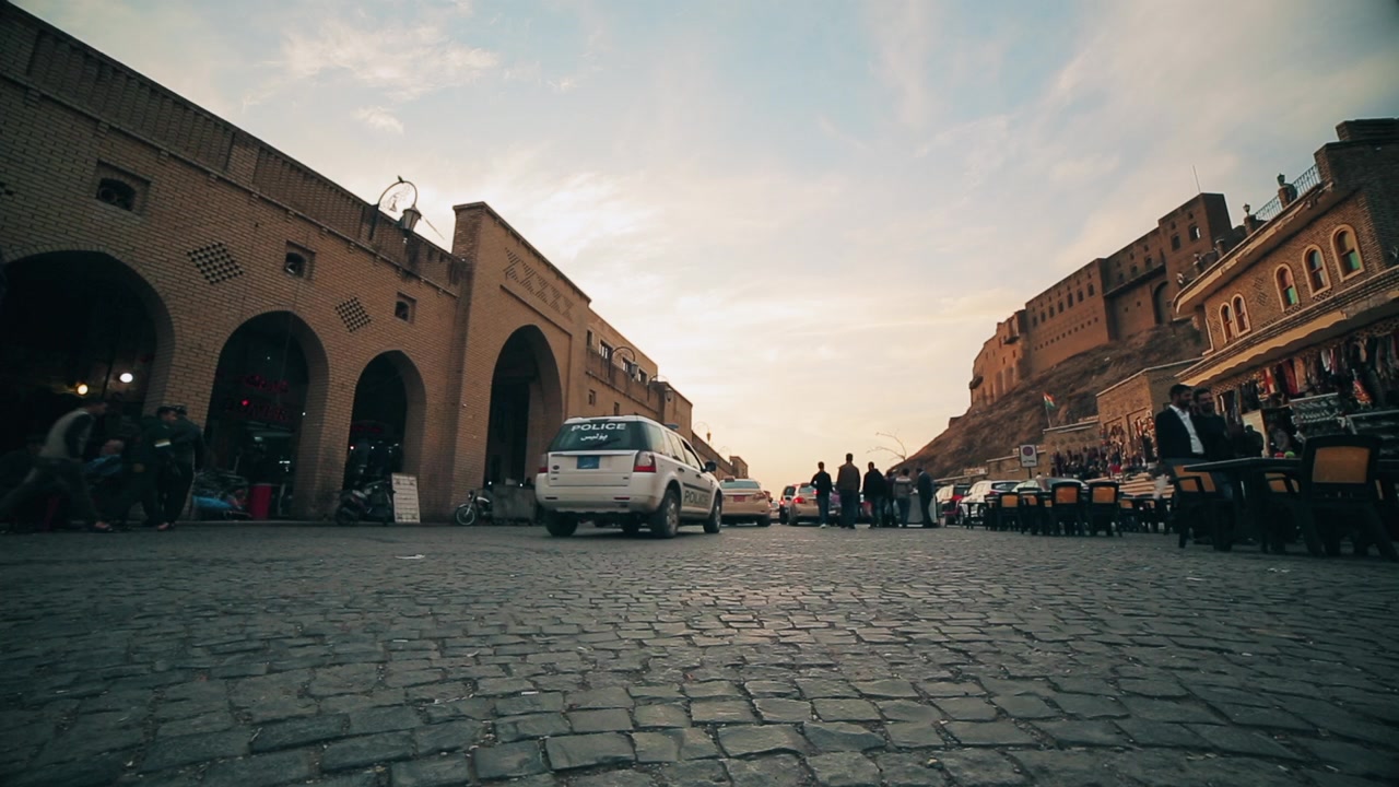 Vecchia strada di fronte al castello archeologico e al vecchio mercato ad Arbil.