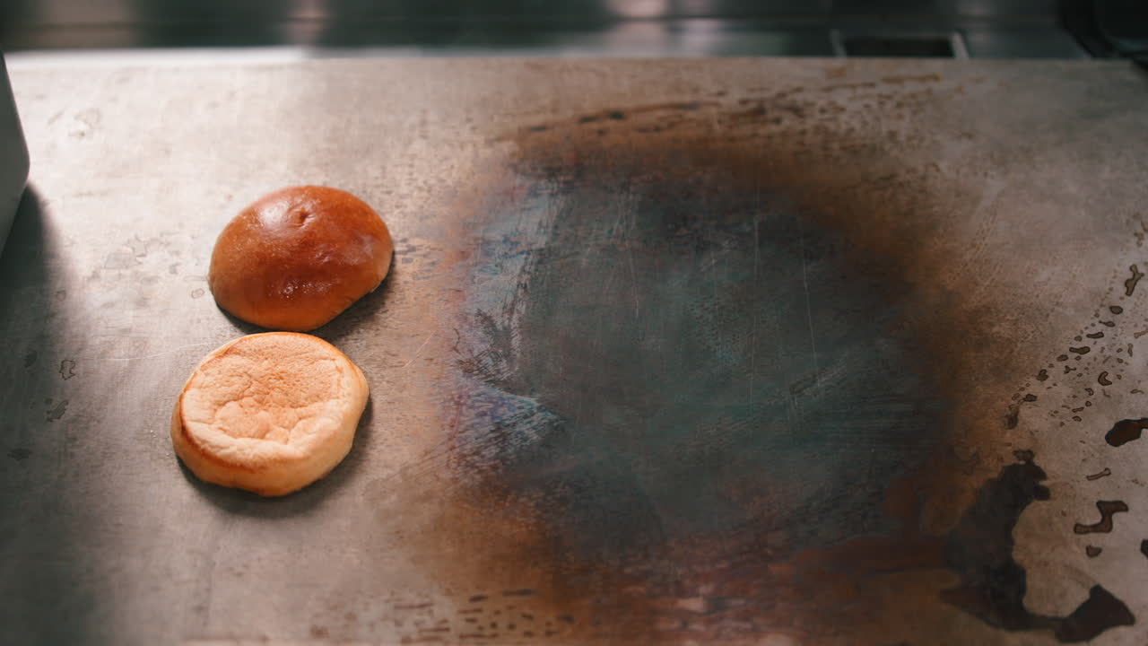 preparando hamburguesas en una parrilla